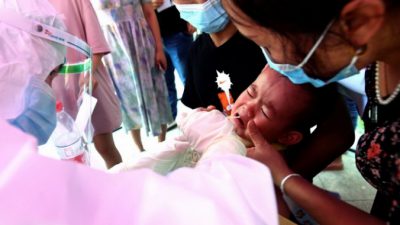 В Ухане и других китайских городах проводится массовое тестирование в связи с распространением COVID-19