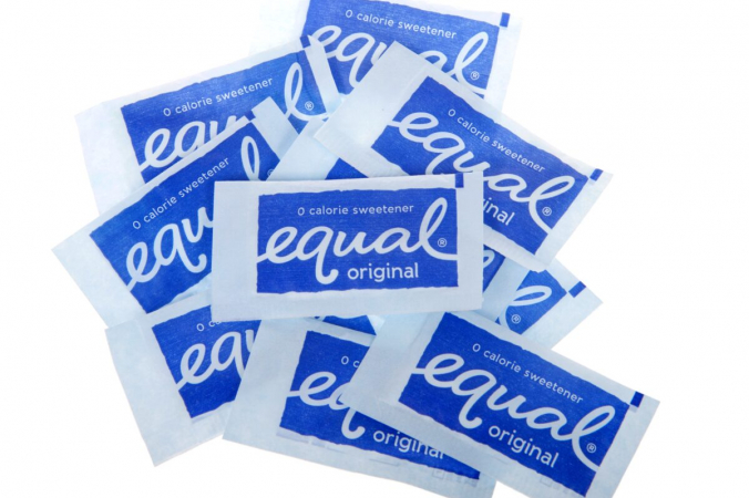 Как искусственные подсластители разрушают кишечник Новое исследование, которое, как уже известно, показывает негативное влияние на здоровые кишечные бактерии, что искусственные подсластители могут сделать полезные бактерии патогенными, потенциально увеличивая риск серьезных заболеваний. (Шейла Фицджеральд / Shutterstock) | Epoch Times Россия