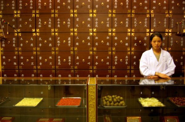 Традиционная китайская и западная медицина: лечение четырёх распространённых недугов