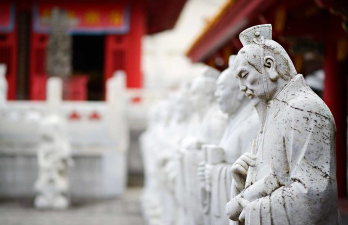 Два ученика Конфуция по-разному воспринимают приобретение и потерю Когда Конфуций встретился с Кун Мие, он спросил его: «Как ты думаешь, что ты приобрёл и потерял с тех пор, как стал магистратом?»