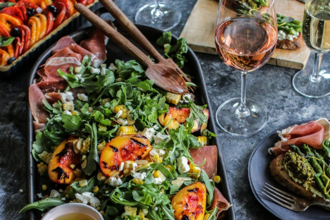 Это летний салат, который вы можете сделать авторским, создав его по своему вкусу.  (Предоставлено Калифорнийским институтом вина / TNS)