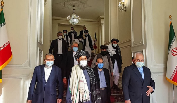 Министр иностранных дел Ирана Мохаммад Джавад Зариф (справа) встречается с муллой Абдул Гани Барадаром (справа) из талибов* в Тегеране. (Tasnim News / AFP через Getty Images) | Epoch Times Россия