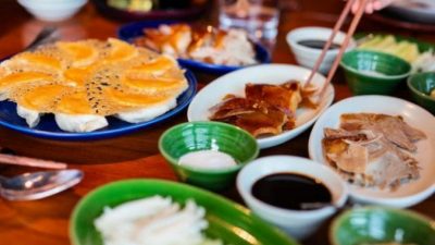 Еда на столе, но можно ли её съесть, рискуя прослыть невежей? (Image: via Dreamstime.com © Alexander Shalamov)