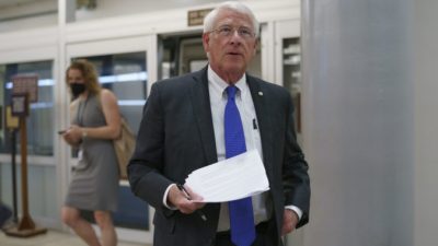 Трое сенаторов США заболели COVID-19, несмотря на полную вакцинацию