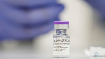 Третья доза вакцины Pfizer имеет побочные эффекты, аналогичные второй, сообщили израильские учёные