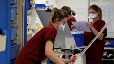 Около 3000 медицинских работников уволены во Франции за отказ от вакцинации