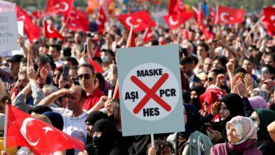 В Турции тысячи людей вышли с протестами против паспортов вакцинации от COVID-19