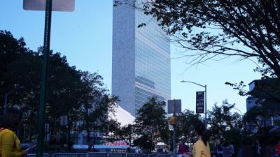 Приверженцы Фалуньгун протестуют у здания ООН против преступлений компартии Китая