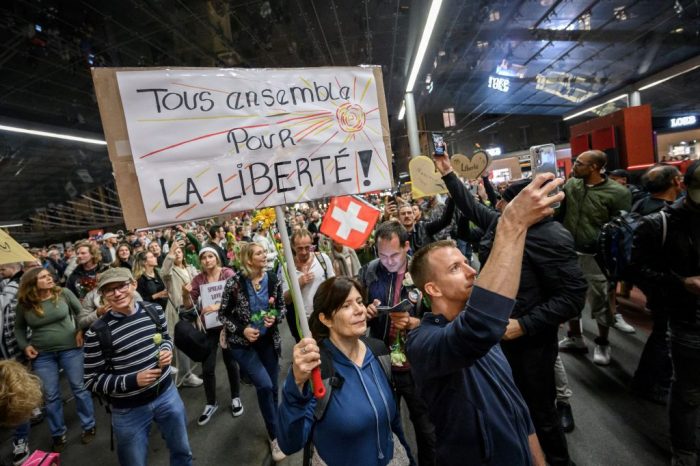 Протесты против мер COVID-19 охватили Швейцарию
