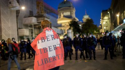 Протесты против мер COVID-19 охватили Швейцарию