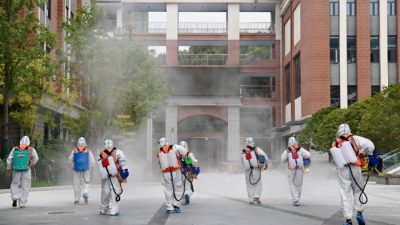 В Китае из-за вспышки COVID-19 заблокировали город, отменили движение поездов и автобусов