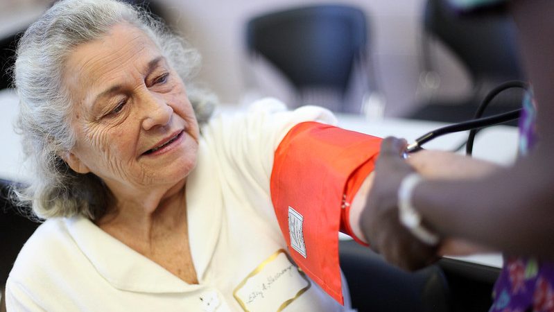 Женщина меряет давление