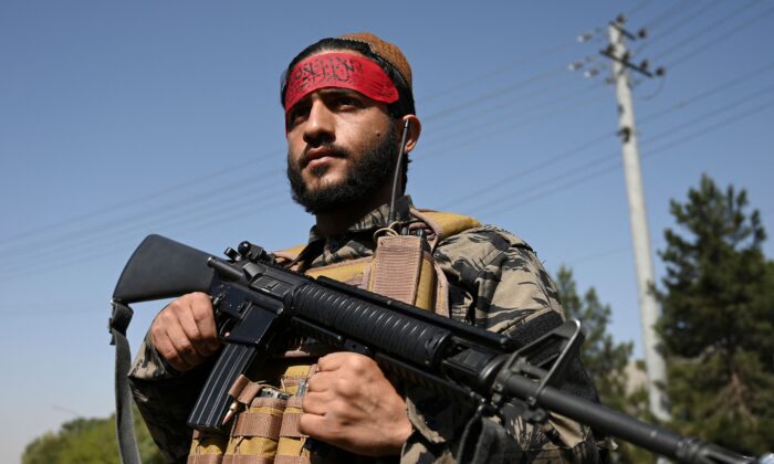 Боец «Талибана»* стоит на страже дороги в Кабуле 9 сентября 2021 г.