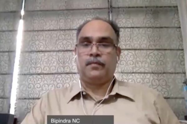 Н. К. Бипиндра, председатель Ассоциации права и общества (LSA), выступает на презентации отчёта 3 сентября 2021 г. 