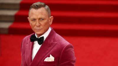 Дэниел Крейг позирует по прибытии на мировую премьеру нового фильма о Джеймсе Бонде «Не время умирать» в Королевском Альберт-холле в Лондоне, Великобритания, 28 сентября 2021 г. Henry Nicholls/Reuters