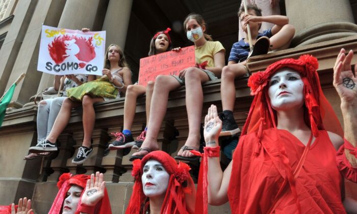 Австралийцы на демонстрации требуют от правительства принять немедленные меры по борьбе с изменением климата. Сидней, Австралия, 10 января 2020 г.