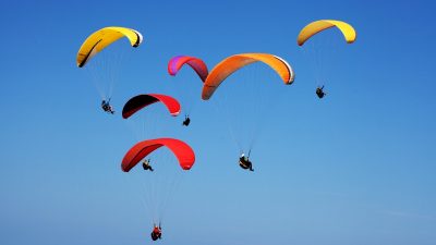 Полиция проверяет видео с парашютистами, которые приземлились на проезжую часть в Москве