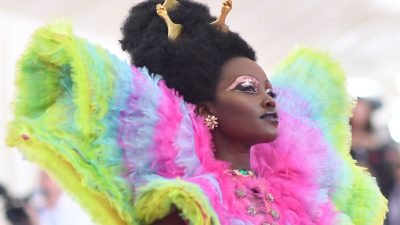 В Нью-Йорке впервые после пандемии прошёл благотворительный бал звёзд Met Gala