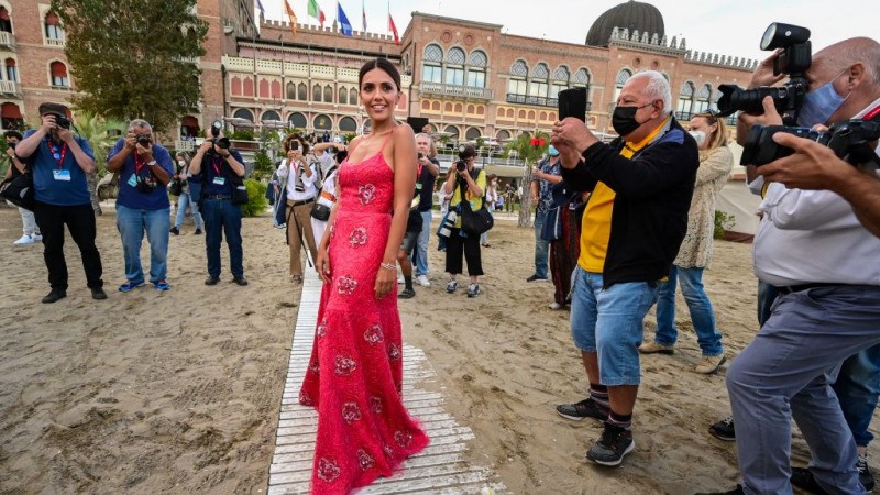 Итальянская актриса Серена Росси, которая будет проводить вечера открытия и закрытия 78-го Венецианского международного кинофестиваля, позирует фотографам на пляже отеля Excelsior в Лидо Венеции 31 августа 2021 года, накануне открытия фестиваля.
