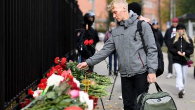 К кампусу университета в Перми жители несут цветы в память о погибших при стрельбе