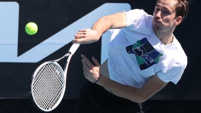 Россиянин Медведев впервые выиграл турнир Большого шлема, обыграв Джоковича
