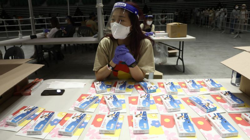 Сотрудник выдаёт наборы экспресс- тестов для самопроверки на Covid-19 посетителей перед прекрасным музыкального фестиваля в Олимпийском парке 26 июня 2021 года в Сеуле, Южная Корея. Chung Sung-Jun/Getty Images | Epoch Times Россия