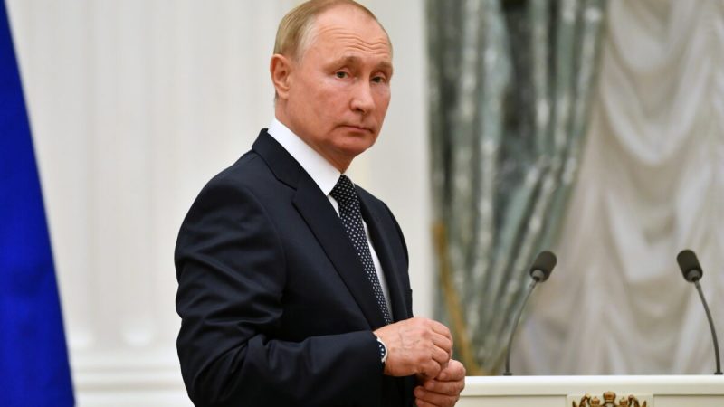 Путин перешёл на режим самоизоляции после того, как в его окружении обнаружили COVID-19 Владимир Путин наблюдает за встречей с участниками Олимпийских игр в Токио в 2020 году, в Москве, Россия, 11 сентября 2021 года.
