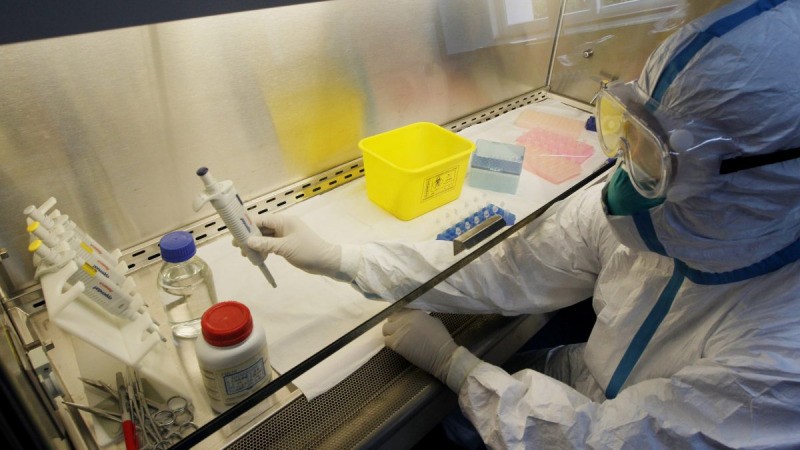 Техник проводит тесты в Центре контроля заболеваний в городе Куньмин, провинция Юньнань, 10 апреля 2013 г. (ChinaFotoPress / Getty Images)
 | Epoch Times Россия