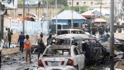 Самоубийца-смертник взорвал автоколонну в столице Сомали, убив не менее 8 человек
