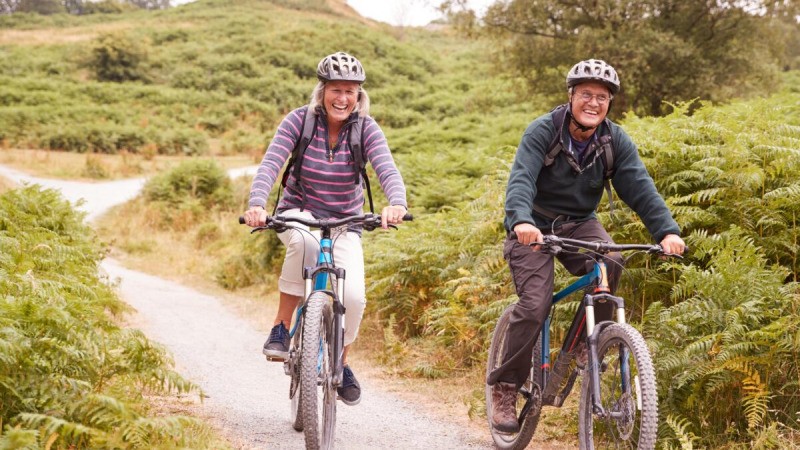 Первое велосипедное путешествие: что нужно знать Прогулка или поездка на велосипеде - это физические упражнения с дополнительным бонусом в виде солнечного света, свежего воздуха и природы. (Monkey Business Images/Shutterstock) | Epoch Times Россия