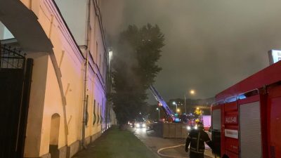 В Москве всю ночь полыхал пожар в казарме Военного университета