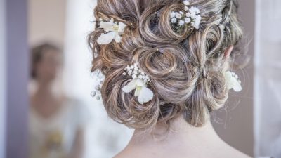 Украшение в причёске должно быть гармоничным вашему образу, стилю одежды