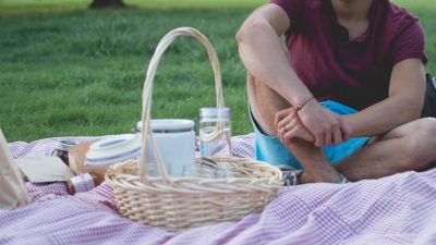 Французы устраивают пикники возле ресторанов в знак протеста против паспортов вакцины