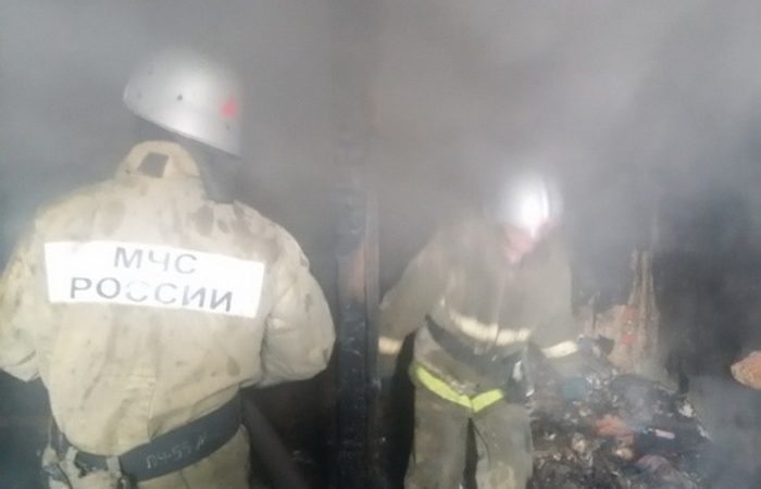 Пожарные в помещении