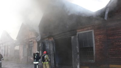 В Санкт-Петербурге пожар в промзоне охватил 2 тыс. кв. м