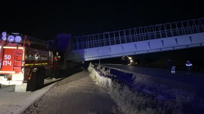 Бетонная конструкция рухнула на междугородней трассе, два водителя погибли