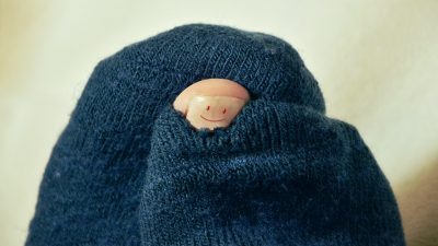 Японский дизайнер ввёл в моду дырявые носки