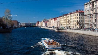 В Санкт-Петербурге прогулочный катер попал в аварию и затонул