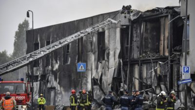 Самолёт врезался в здание недалеко от Милана. Восемь человек погибли