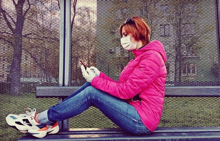 Девушка в маске