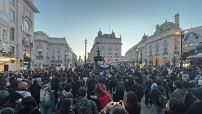 Протестующие по всему миру осуждают компартию в годовщину захвата её власти в Китае