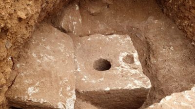 Редкий древний туалет можно увидеть в Иерусалиме, Израиль, возрастом более 2700 лет. Yoli Schwartz/Israel Antiquities Authority via AP