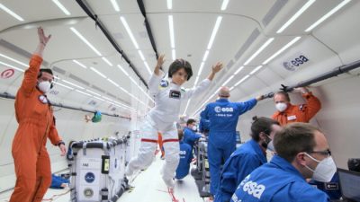 Кукла-космонавт Барби испытала невесомость в полёте