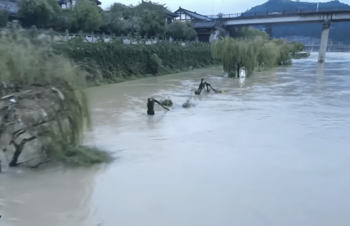 Залитые водой улицы в Китае. Скриншот/youtube | Epoch Times Россия