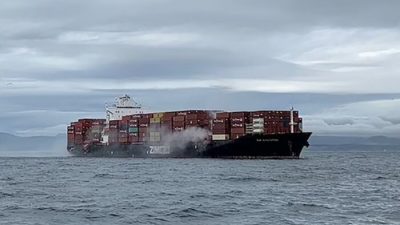 На морской границе США и Канады загорелись контейнеры с химикатами