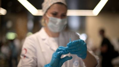 Российские учёные выявили связь между вакцинацией и ростом заболеваемости COVID-19