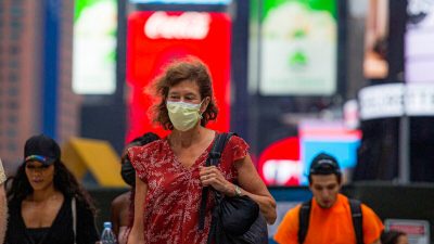 Женщина в маске в центре Манхэттена, Нью-Йорк, 29 июля 2021 года. (Kena Betancur/AFP via Getty Images)