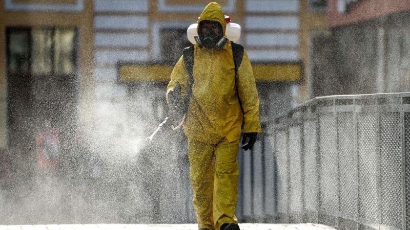 Военнослужащий МЧС России в спецодежде дезинфицирует Савеловский вокзал в Москве 26 октября 2021 года на фоне продолжающейся пандемии коронавируса Covid-19. KIRILL KUDRYAVTSEV/AFP via Getty Images | Epoch Times Россия