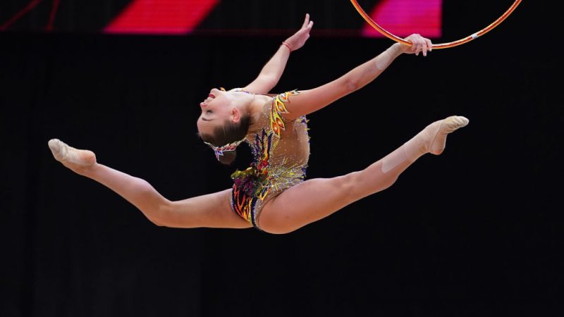 Арина Аверина выступает в упражнениях с обручем на ЧМ по художественной гимнастике в Японии, 27 октября 2021 года. (Toru Hanai/Getty Images)  | Epoch Times Россия