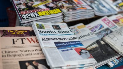 Газета South China Morning Post выставлена в киоске в Гонконге 12 декабря 2015 года после приобретения китайским интернет-гигантом Alibaba англоязычной газеты. (Anthony Wallace / AFP через Getty Images)